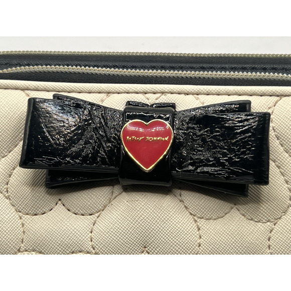 BETSEY JOHNSON Quilted Heart Black White & Red Signature Wristlet Wallet - Picture 2 of 8
